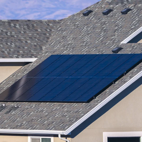 Painel solar fotovoltaico quadrado em um telhado de casa — Fotografia de Stock