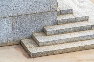 Güneşli bir günde bir binanın köşesine çıkan merdiven.