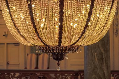 Göz kamaştırıcı bir avizenin yakınında parıldayan kristal boncuklarla