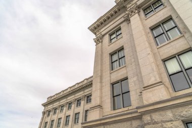 Utah Eyalet Meclis Binası. Bulutlu gökyüzüne karşı dekoratif kalıplar.