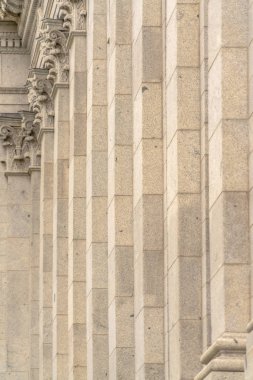 Beyaz taş duvarlı ve dekoratif kalıplı güzel bir bina.