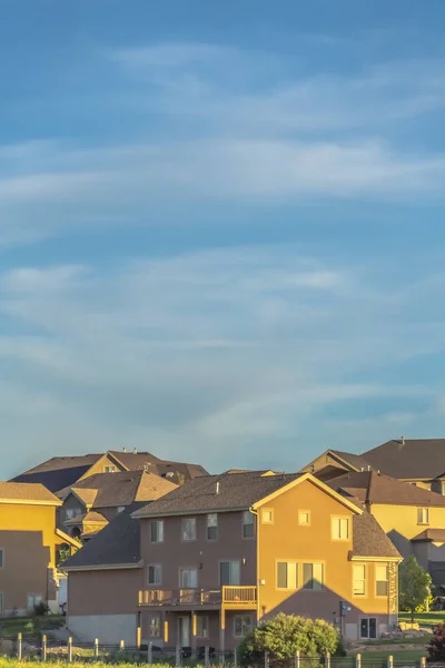 Hermoso paisaje de casas y vasto cielo nublado visto en un día soleado brillante — Foto de Stock