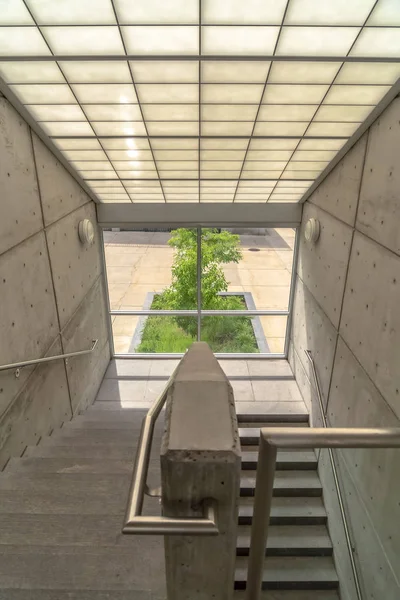 Vôo de escadas com corrimãos de metal dentro de um edifício sob telhado de vidro — Fotografia de Stock