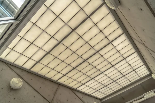 Telhado de vidro fosco inclinado de um edifício com luzes redondas nas paredes laterais — Fotografia de Stock
