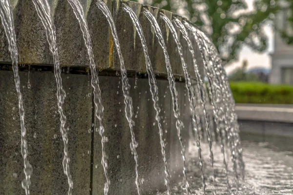 Funkelndes klares Wasser eines kreisförmigen Brunnens am Gebäude der utah-Staatshauptstadt — Stockfoto