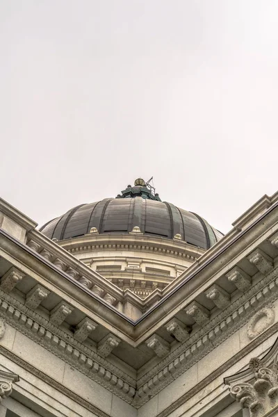 Utah State Capitol edifício e cúpula em Salt Lake City contra o céu nublado brilhante — Fotografia de Stock