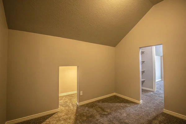 Empty room with carpet floor and view of closet through doorway without door — Stock Image Empty room with carpet floor and view of closet through doorway without door Stock Photo
