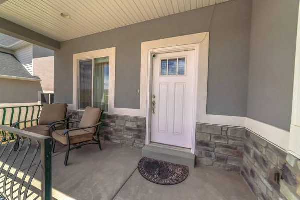 Είσοδος στο σπίτι με καρέκλες στη βεράντα και μπροστινή πόρτα με υαλοπίνακες — Φωτογραφία Αρχείου