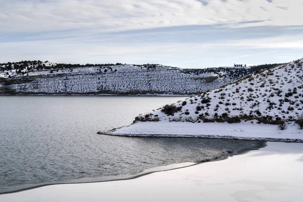 Sunny winter day views with cold calm lake and hills blanketed with white snow — Stock Photo, Image