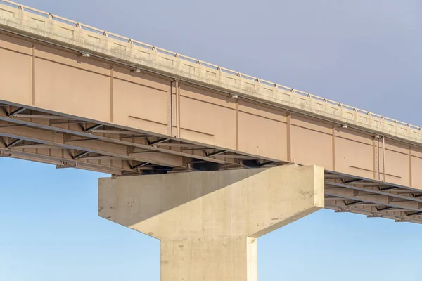 Вид под стрингерным мостом с массивной опорой, поддерживающей палубу — стоковое фото