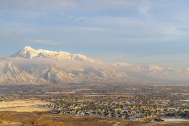 Timpanogos Dağı ve güneş batarken kar yağan yerleşim yerleri
