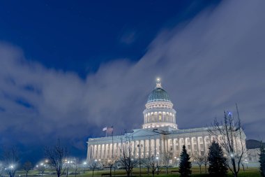 Utah Eyalet Başkent Binası Salt Lake City 'de gökyüzüne ve bulutlara karşı parlıyor