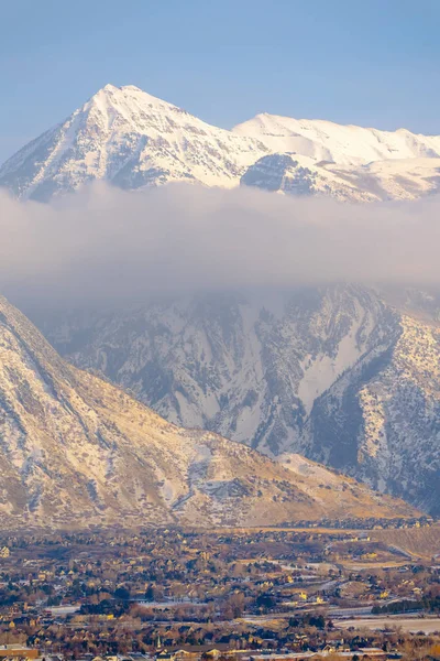 Гора Timpanogos в холодный зимний день против голубого неба с домами в долине — стоковое фото