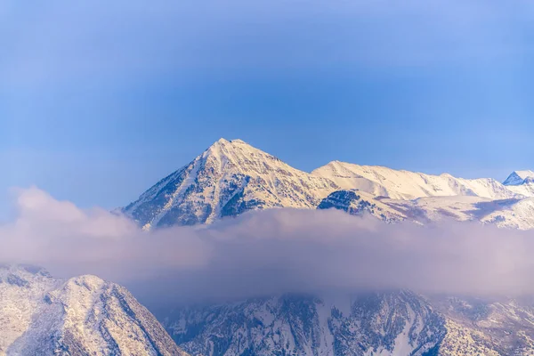 Зимой покрытая снегом гора Тимпаногос с голубым небом — стоковое фото