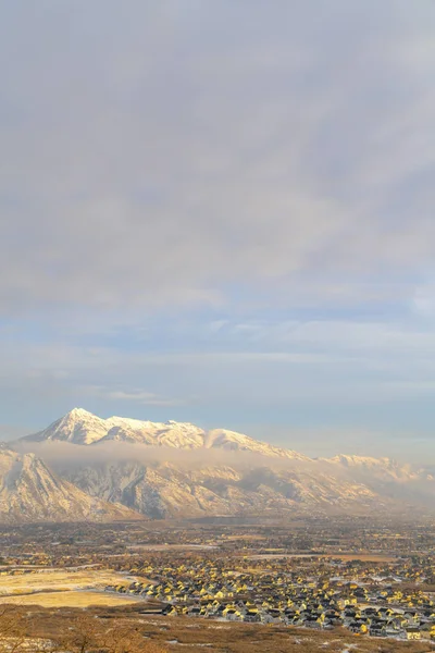 Mount Timpanogos och bostadshus under molnig och dimmig himmel på vintern — Stockfoto