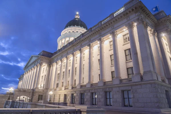 Façade du célèbre bâtiment de la capitale de l'État de l'Utah luisant contre un ciel bleu vif — Photo