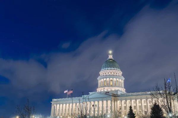 Фасад величественного здания столицы штата Юта, светящегося над небом и облаками — стоковое фото