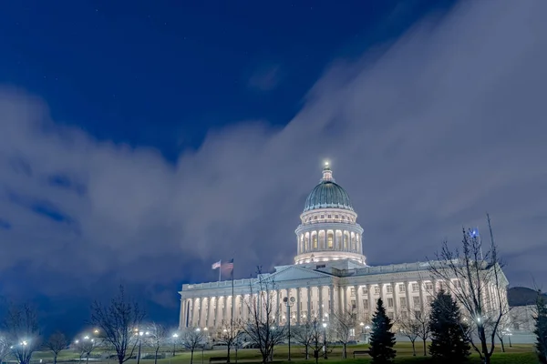 Здание столицы штата Юта светится на фоне неба и облаков в Солт-Лейк-Сити — стоковое фото