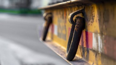 Kenarlarında paslı metal halkalar olan Panorama Platformu ve yüzeyinde şeritler var.