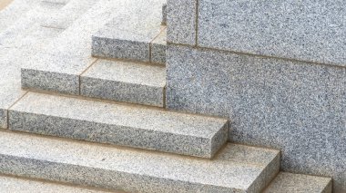 Güneşli bir günde bir binanın köşesinden geçen Panorama Merdiveni.