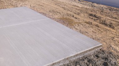 Panorama çerçeve düz yatay beton yüzey toprağı inşaat halindeki bir evde