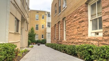 Panorama Çerçeve Yolu, uzaktaki bir ateş çukuruna açılan binaların ortasında