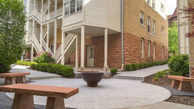 Panorama Ateş Çukuru ve taş banklar taş tuğla duvar ve merdivenlerle karşı karşıya.