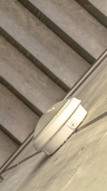 Merdivenlerin üstünden dikey çerçeve görüntüsü metal tırabzanlar ve yan duvarlarda yuvarlak ışıklar