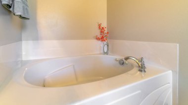 Panorama çerçeve banyo içinde paslanmaz çelik musluk ve parlak yüzey ile banyo küvetinde inşa edilmiştir.