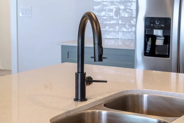Schwarzer Wasserhahn und Doppelwaschbecken aus Edelstahl auf der heimischen Kücheninsel — Stockfoto
