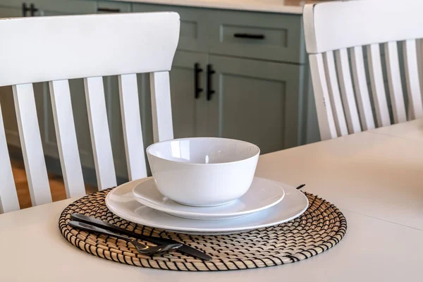 Ajuste de mesa de comedor del hogar contra sillas, suelo de madera y gabinetes de cocina —  Fotos de Stock