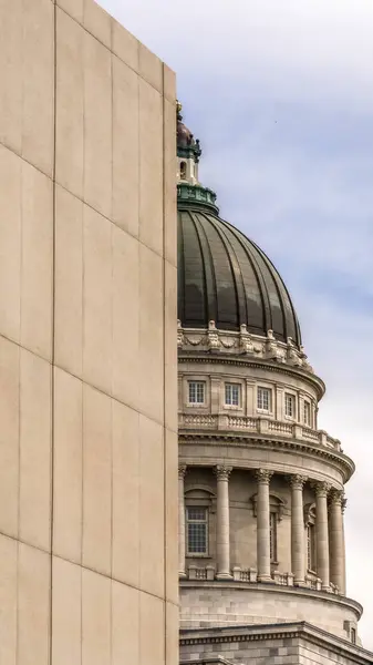 Vertical La famosa cúpula del edificio del Capitolio Estatal de Utah vista detrás de una pared — Foto de Stock