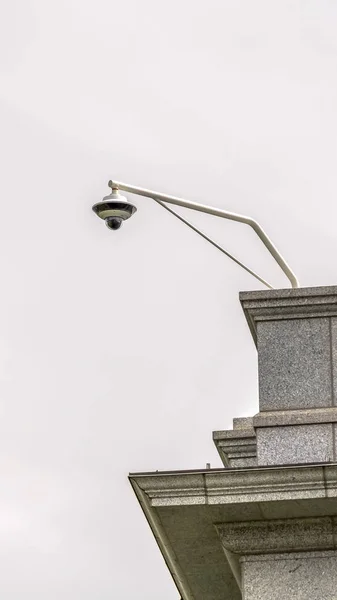 Cámara de seguridad cctv exterior vertical instalada en la esquina del techo de un edificio —  Fotos de Stock