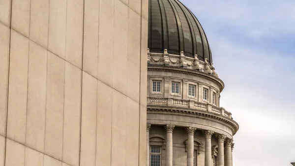 Marco panorámico La famosa cúpula del edificio del Capitolio Estatal de Utah vista detrás de una pared —  Fotos de Stock