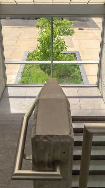 Lot pionowy schodów z metalowymi poręczami wewnątrz budynku pod szklanym dachem — Zdjęcie stockowe