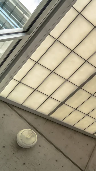 Techo de vidrio esmerilado inclinado vertical de un edificio con luces redondas en las paredes laterales —  Fotos de Stock