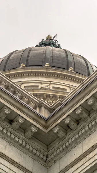 Vertikal ram Utah State Capitol byggnad och kupol i Salt Lake City mot ljus molnig himmel — Stockfoto