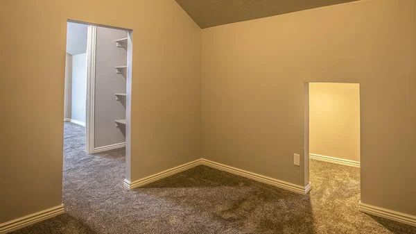 Panorama frame Empty room with carpet floor and view of closet through doorway without door — Stock Image Panorama frame Empty room with carpet floor and view of closet through doorway without door Stock Image