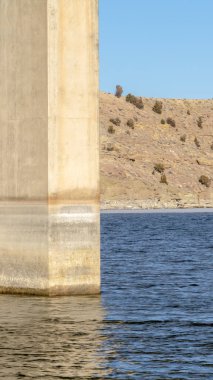 Dikey çerçeve Göl üzerindeki güverteyi destekleyen bir köprünün iskelesi veya abutment