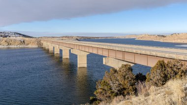 Güneşli bir kış gününde tepeleri birbirine bağlayan Panorama Köprüsü.