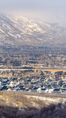 Güneşli bir kış gününde, baş döndürücü karlı dağın ortasında dikey manzara manzarası