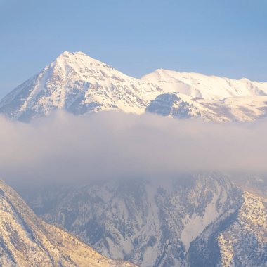 Soğuk bir kış gününde Timpanogos Dağı 'nda vadide evleri olan mavi gökyüzüne karşı.