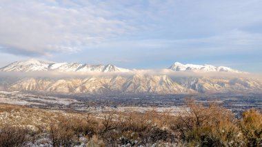Panorama çerçevesi Timpanogos Dağı 'nın panoramik manzarası ve kışın karla kaplı vadi