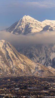 Dikey kar, ön planda yerleşim alanlarıyla Timpanogos Dağı 'nı kapladı
