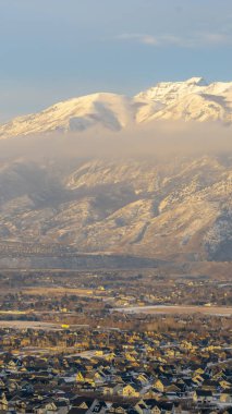 Dikey çerçeve Kışın karlı Timpanogos Dağı manzaralı harika manzaralı evler