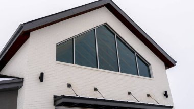 Gable çatı altında beyaz duvar ve seçkin pencere ile Panorama Ev dış dış