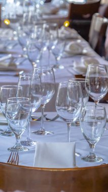 Yuvarlak masada yemek yemek için beyaz bez ile düzenlenmiş fotoğraf dikey masa takımı