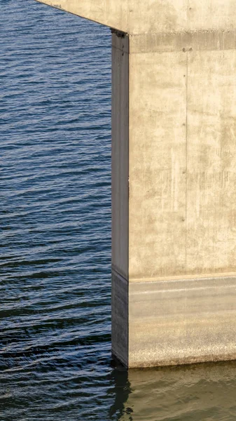 Pionowa rama Molo na szczycie sprężynowego mostu, który podtrzymuje rozpiętość pokładu — Zdjęcie stockowe