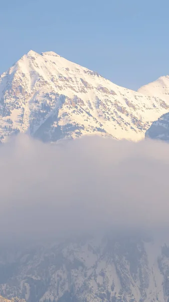 Blog Fényképezés Vertical frame Mount Timpanogos on a cold winter day against blue sky with homes in the valley — Stock Fotó