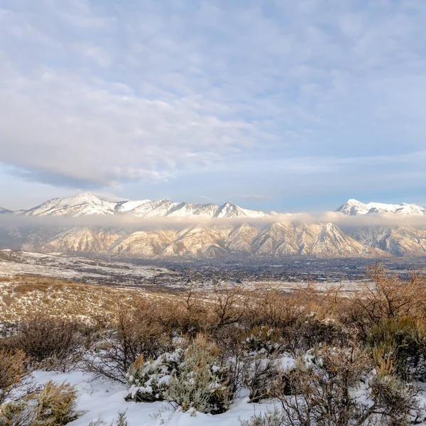 Photo Square Panoramiczny widok na górę Timpanogos i dolinę pokrytą śniegiem w zimie — Zdjęcie stockowe